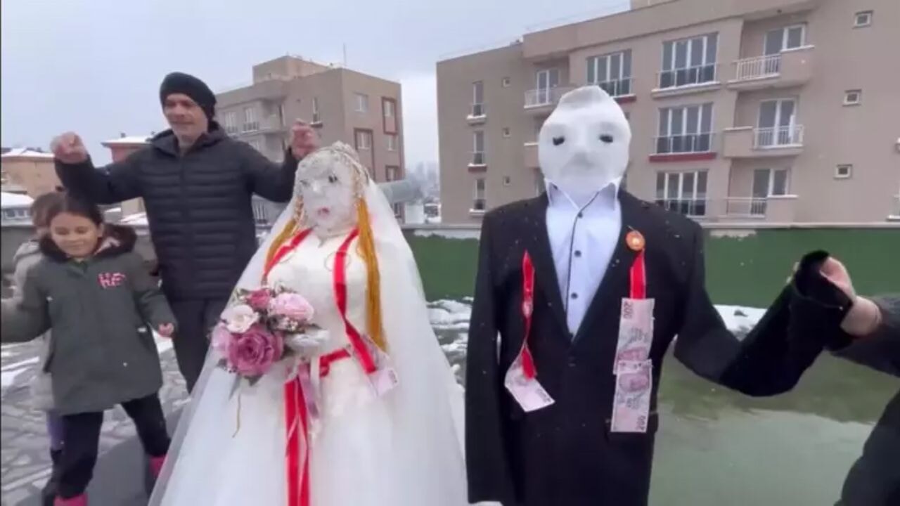 İstanbul'da kar yağışı sonrası kardan gelin ve damada düğün yaptılar