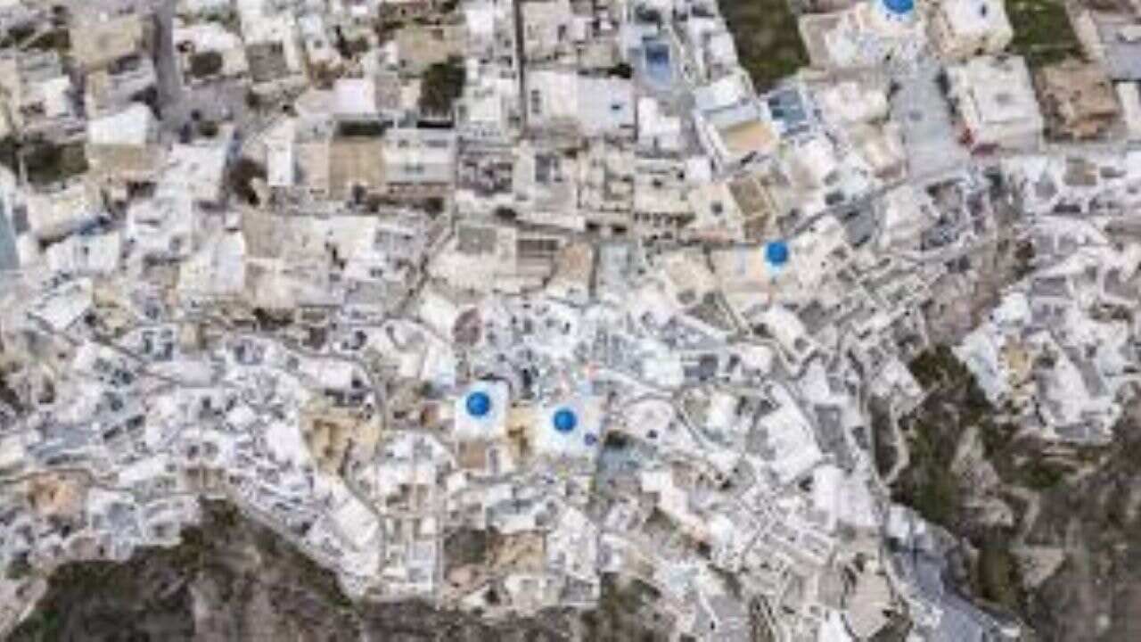 Yunanistan'ın turizm merkezi Santorini, hayalet kenti anımsatıyor