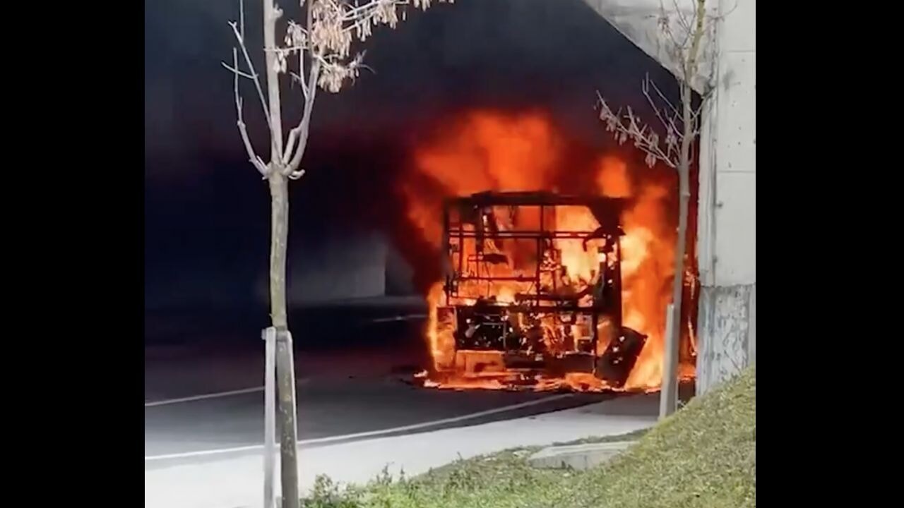 Bir İETT otobüsü daha küle döndü!