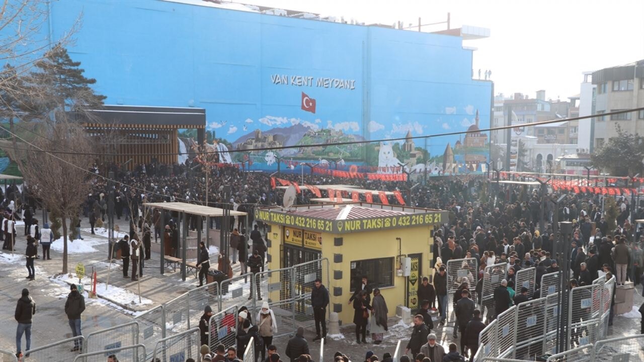 Van'da Abdullah Öcalan'ın mesajı meydanda dinlendi