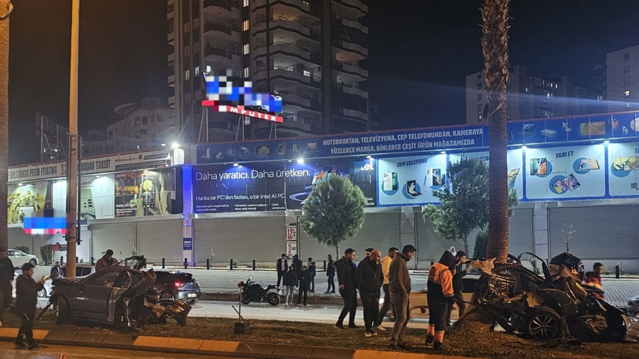 İkiye bölünen araçtan hafif yaralı çıktı