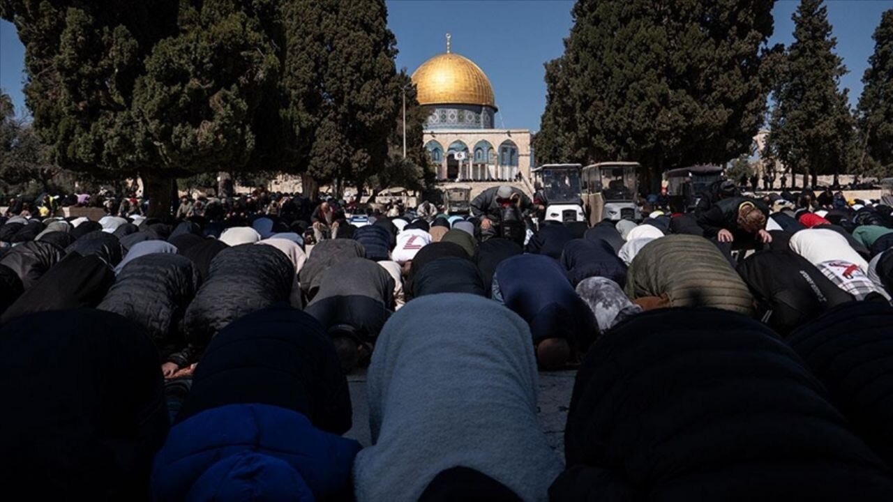 İsrail'in engelleme çabalarına rağmen Mescid-i Aksa doldu taştı