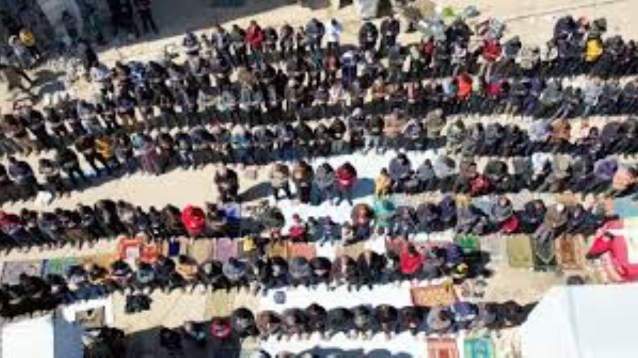 Gazze'de enkaz arasındaki Ulu Camii'nde cuma namazı kılındı