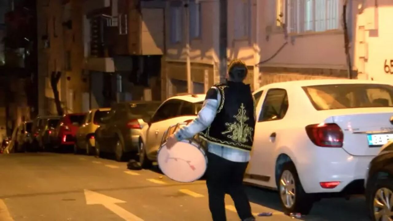 İstanbul'un sokaklarını davulcular şenlendirdi, pide kuyrukları oluştu