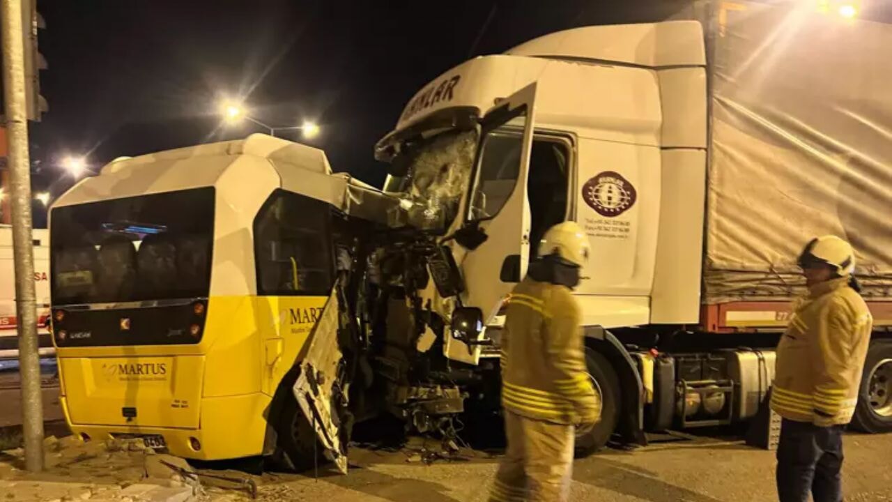 Korkunç kaza Nusaybin'de yaşandı: TIR ile minibüs çarpıştı