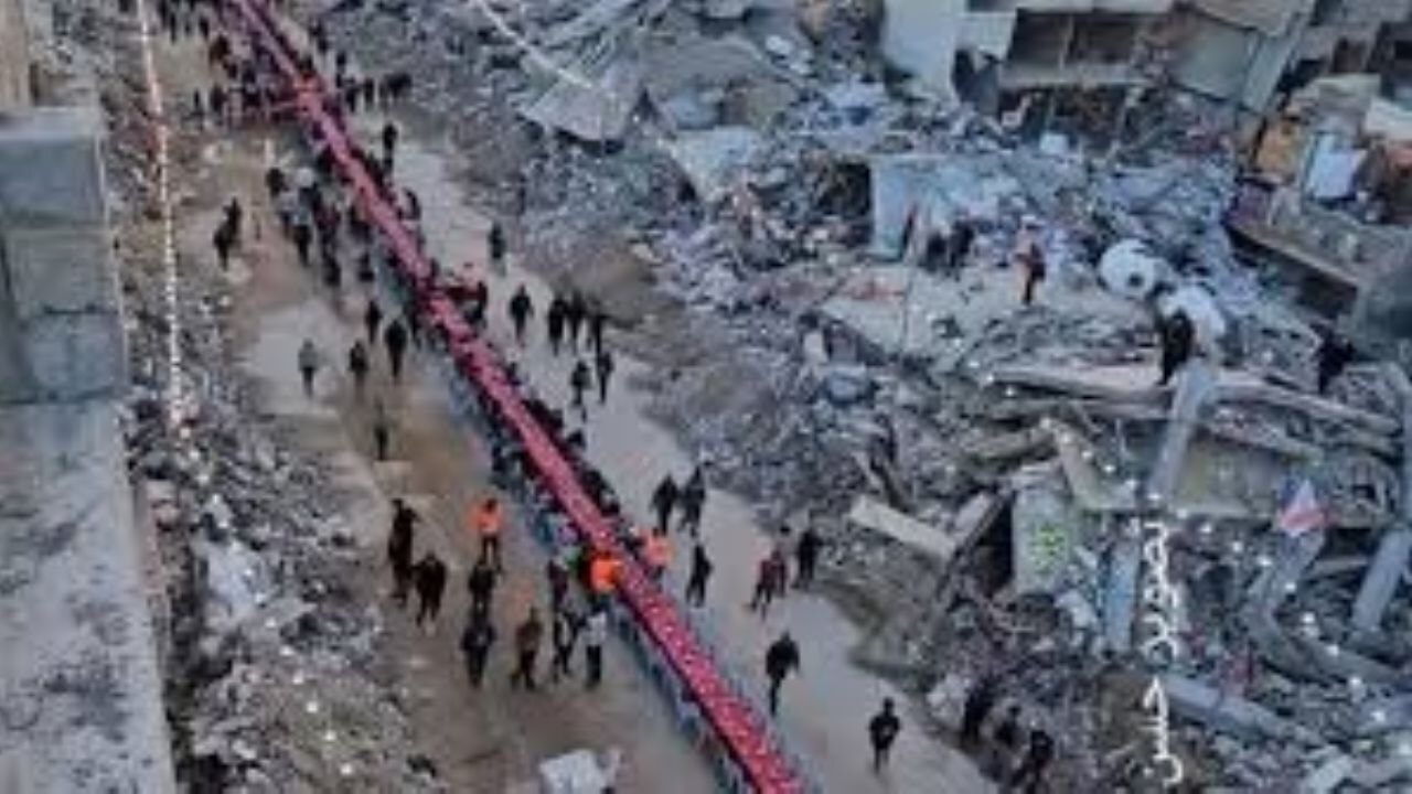 Gazze'de yıkım ve enkazlar arasında toplu iftar düzenlendi