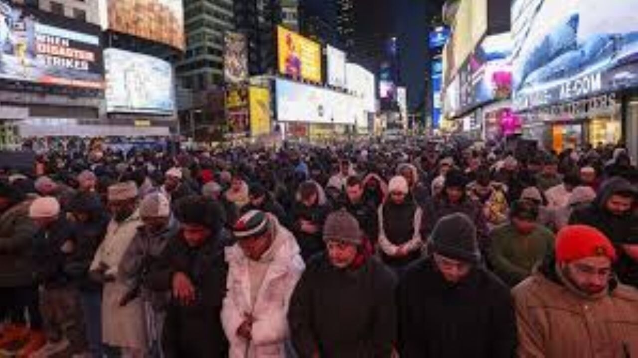 Times Meydanı'nda teravih namazı kılındı