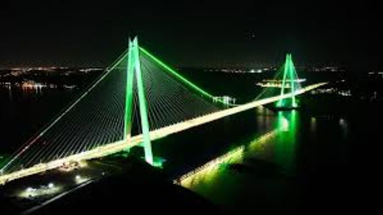 İstanbul'un 2 köprüsü 'Yeşilay Haftası' için ışıklandırıldı