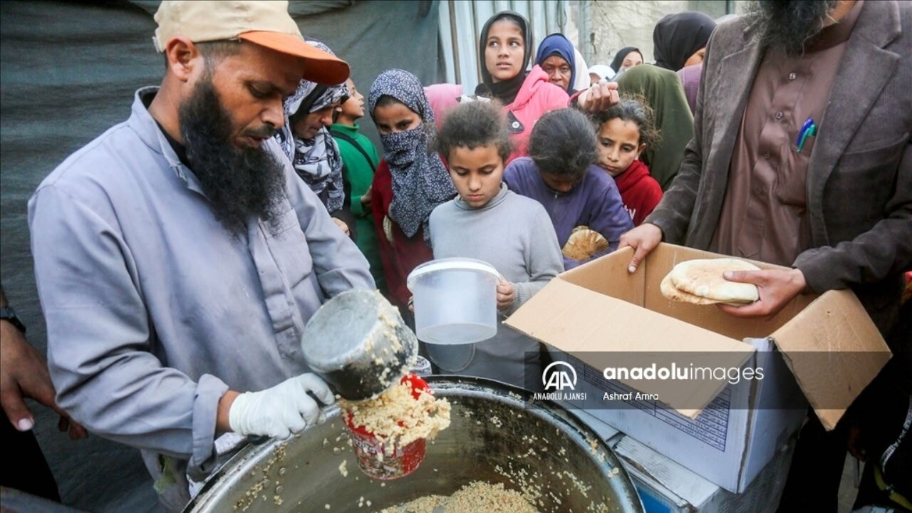 Gazze Şeridi'nde  yerinden edilen Filistinlilere yemek dağıtımı sürüyor
