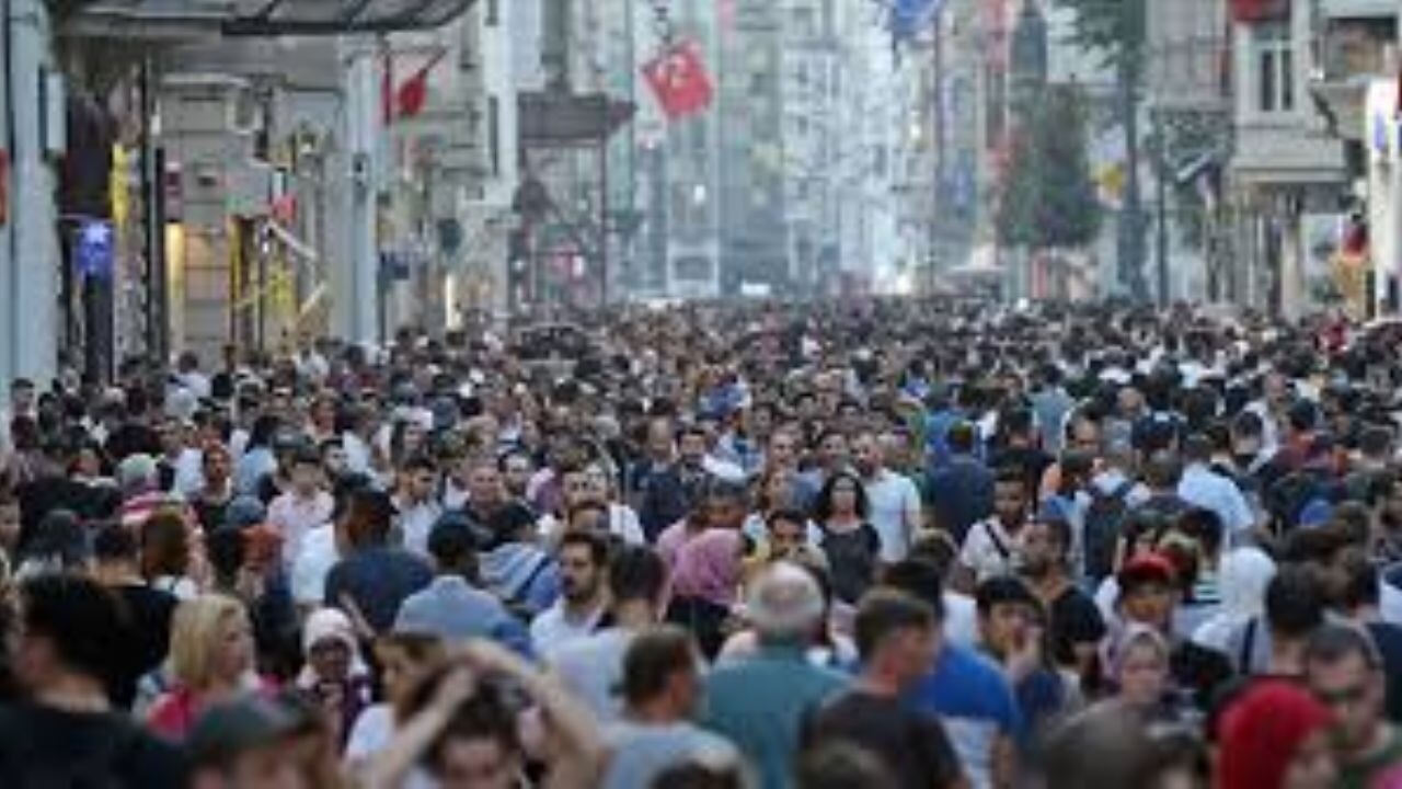 Kadınlar Türkiye nüfusunun yüzde kaçını oluşturuyor?