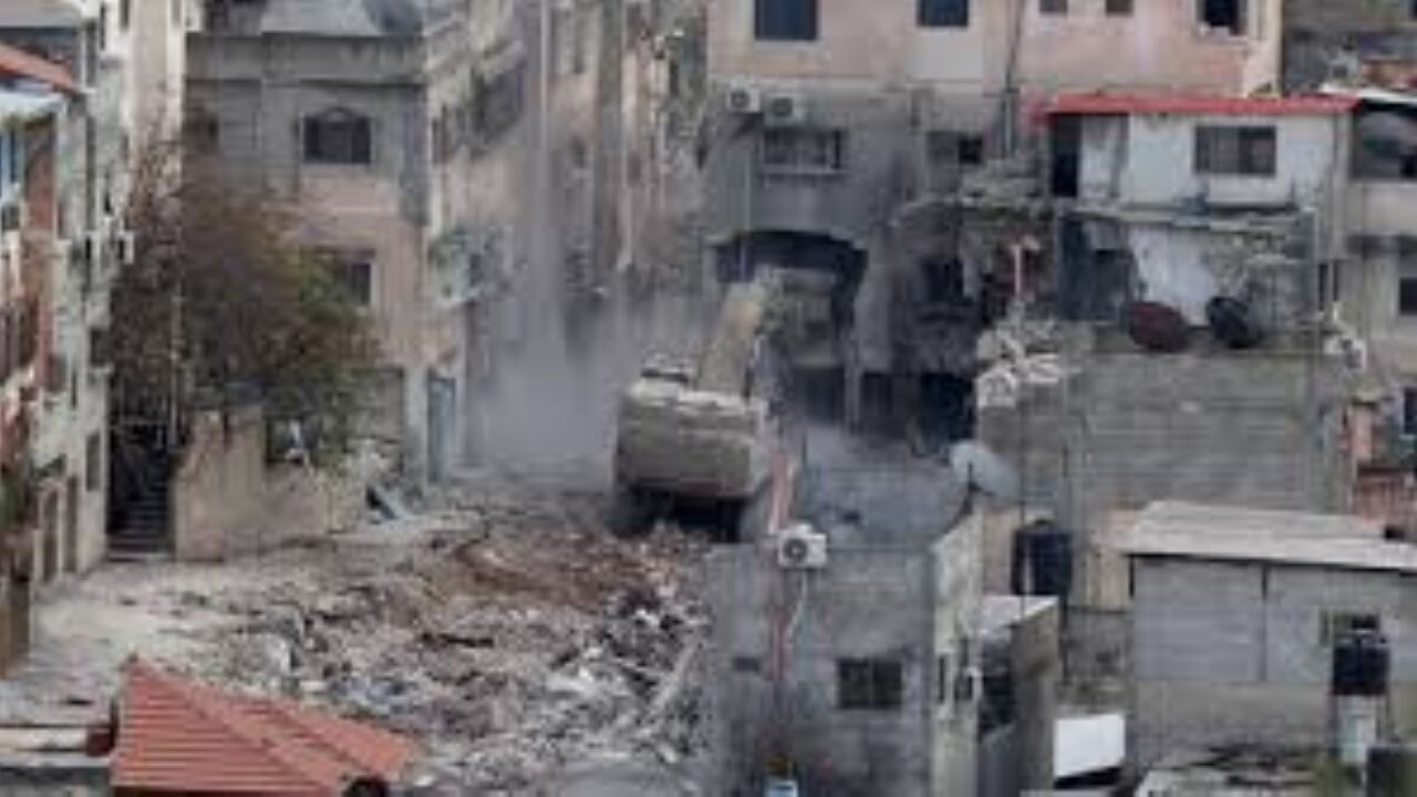 İsrail, Nur Şems Mülteci Kampı'nda Filistinlilere ait 17 evi yıkmaya başladı