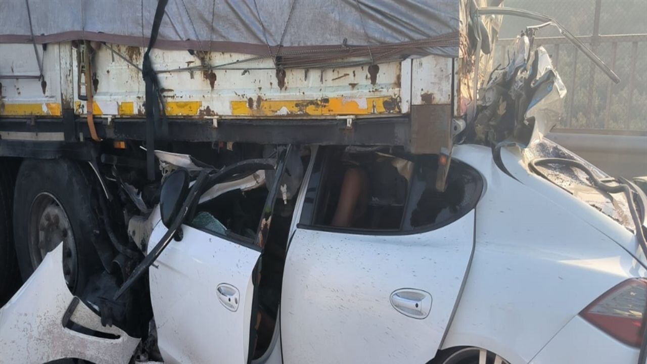 TIR'ın altına giren otomobilin sürücüsü yaralandı