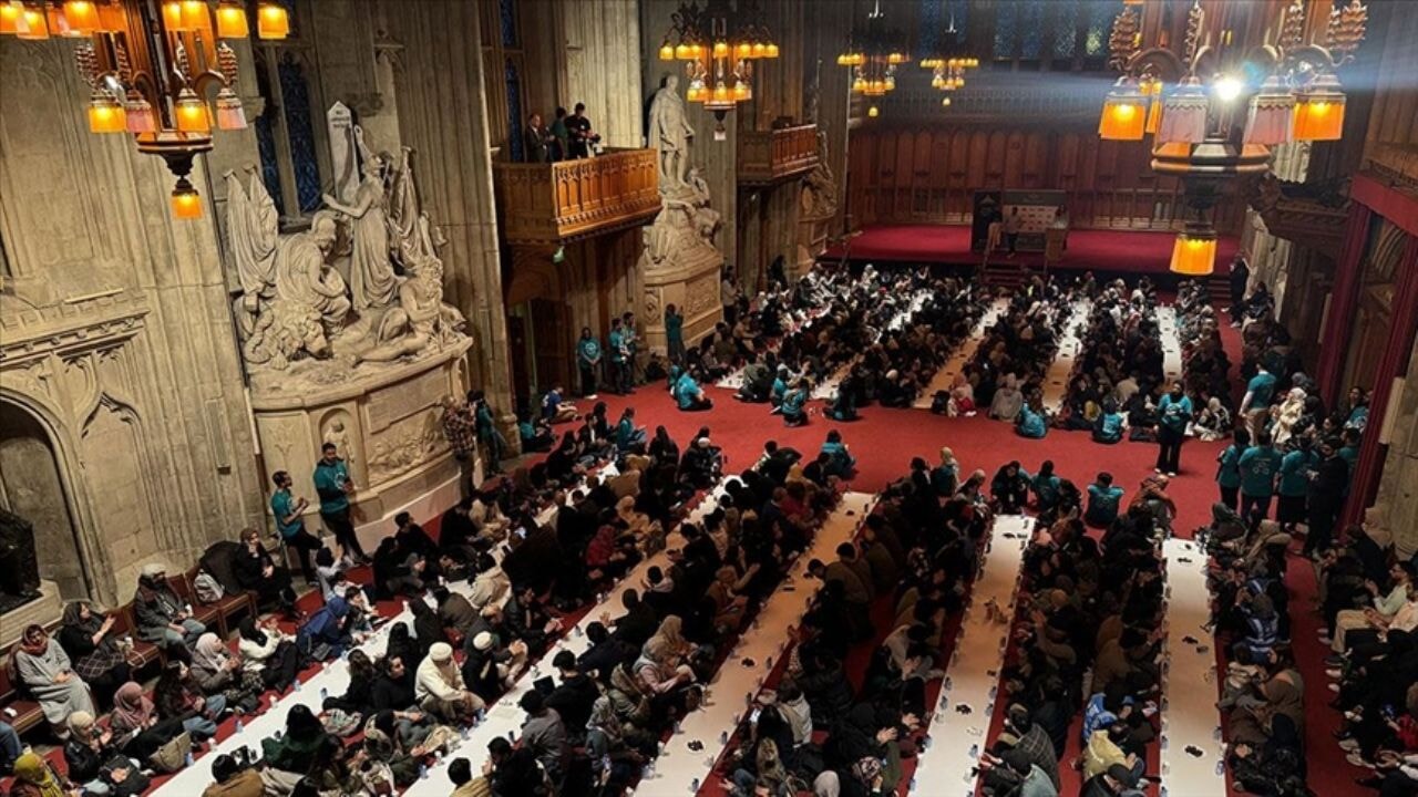 Londra'nın tarihi Guildhall binasında toplu iftar