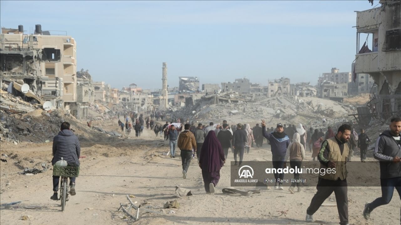 Gazze'nin kuzeyindeki Beyt Lahya'ya Filistinlilerin evlerine dönüşü sürüyor.