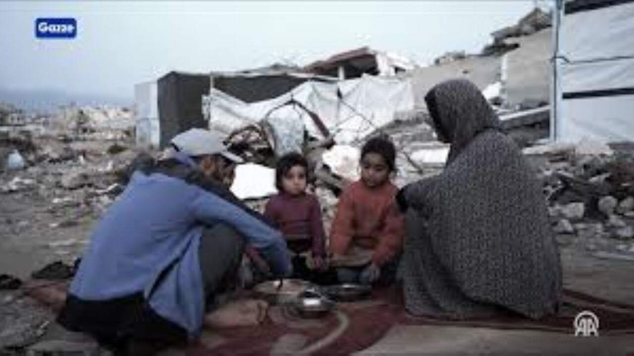 Gazzeli aileler oruçlarını enkazların üzerine kurdukları sofralarında bir kap yemekle açıyor