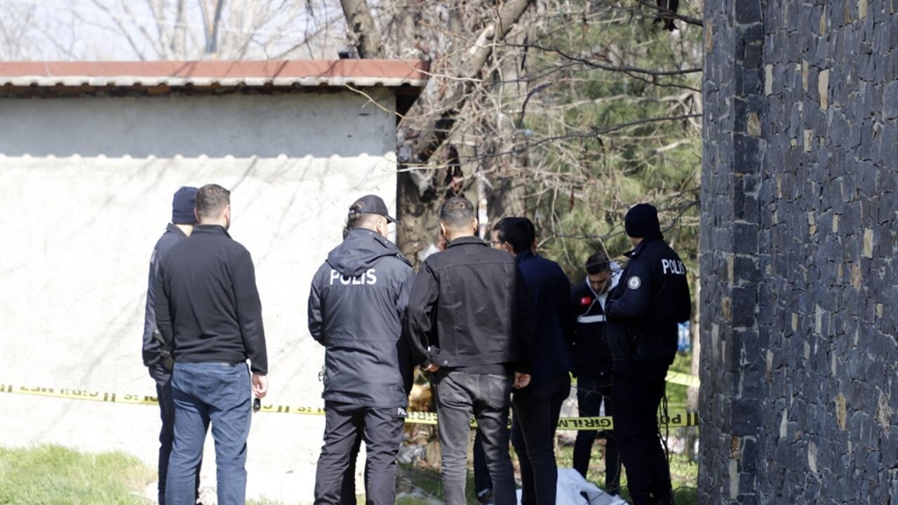 Parkta ölü bulundu
