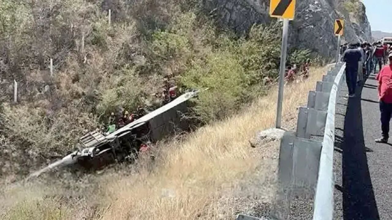 Devrilen otobüste can pazarı: Ölü ve yaralılar var