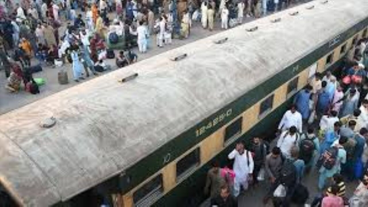 Pakistan'ın Belucistan eyaletinde yaklaşık 500 kişinin bulunduğu trene silahlı saldırı düzenlendi