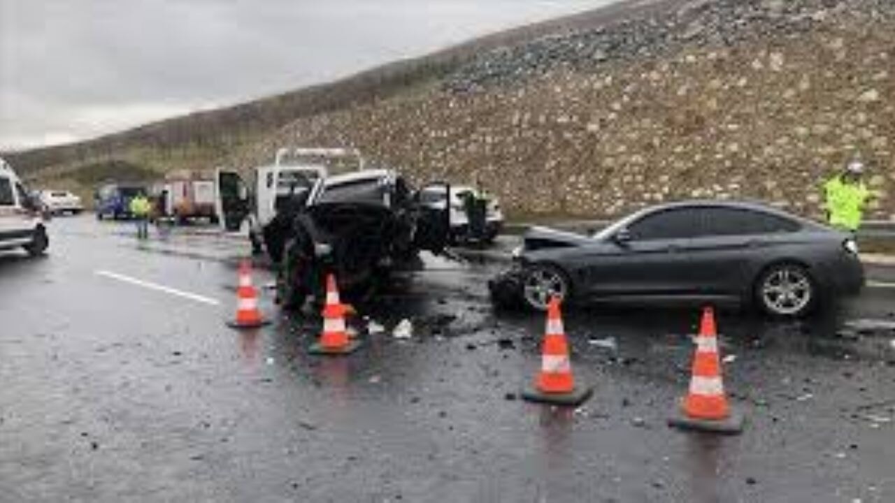 Bursa'da feci kaza! 3 Araç çarpıştı, minibüs takla attı