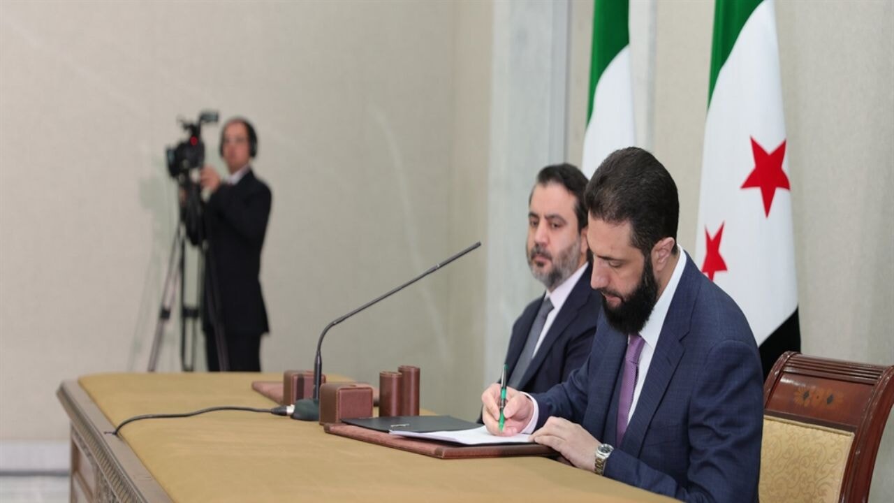 Suriye'de geçici anayasa dönemi: Şara imzaladı