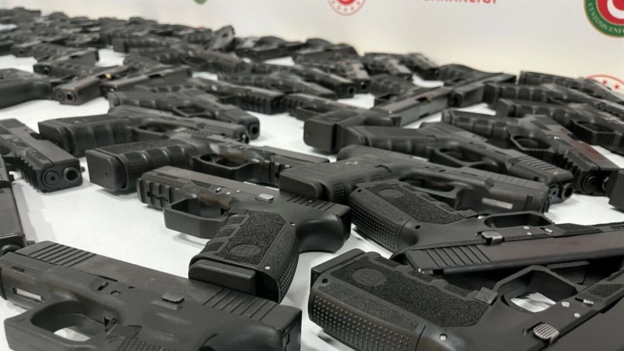 Limanda 'hayalet' silahlar ele geçirildi