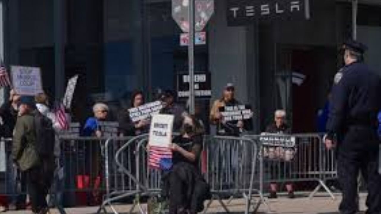 Elon Musk'a karşı 'Tesla Takedown' protestosu düzenlendi
