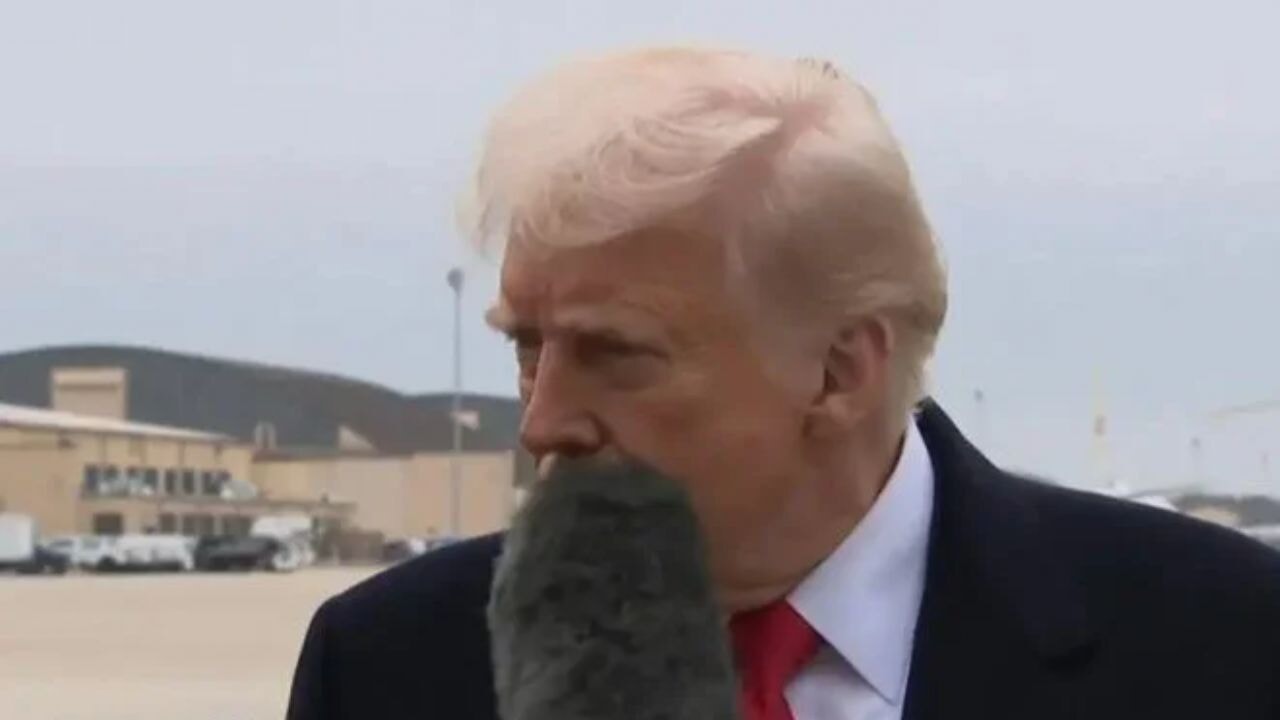 Mikrofon Trump'ın ağzına çarptı, ters bakıp dalga geçti