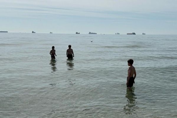 İstanbul'da sıcak hava! Bazı vatandaşlar denize girdi