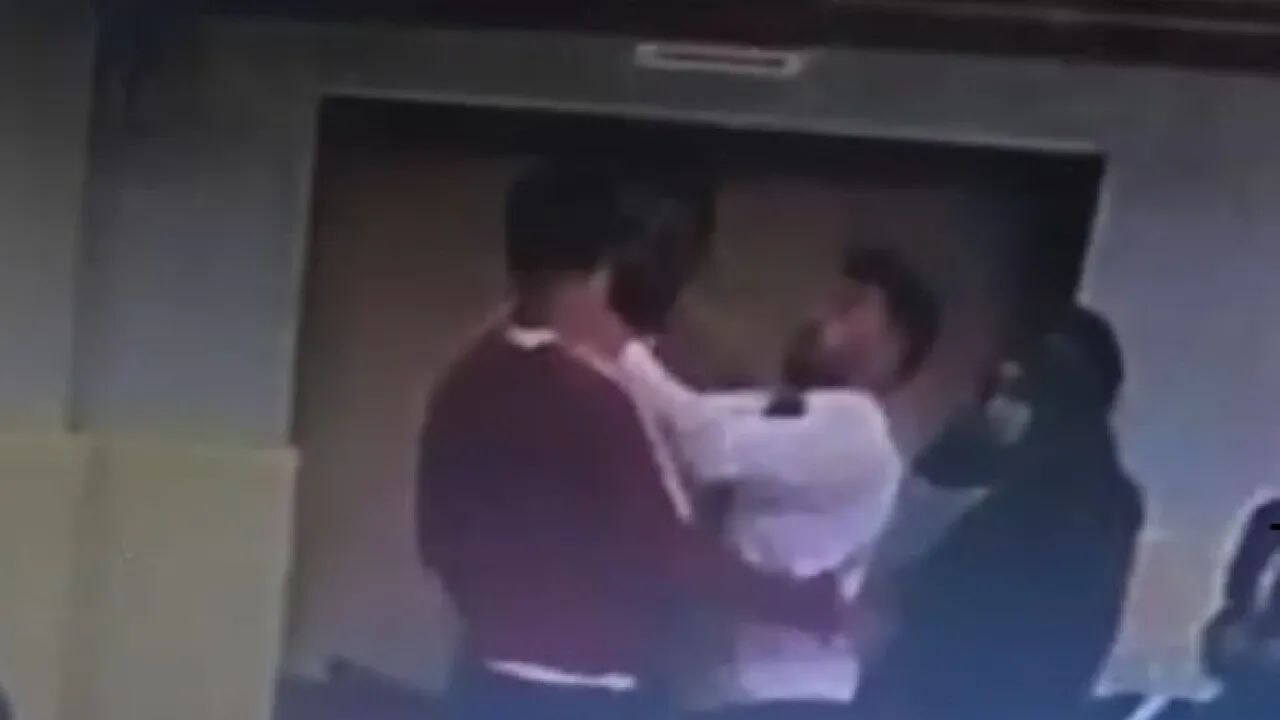 Hakem, tartıştığı antrenöre kafa attı!