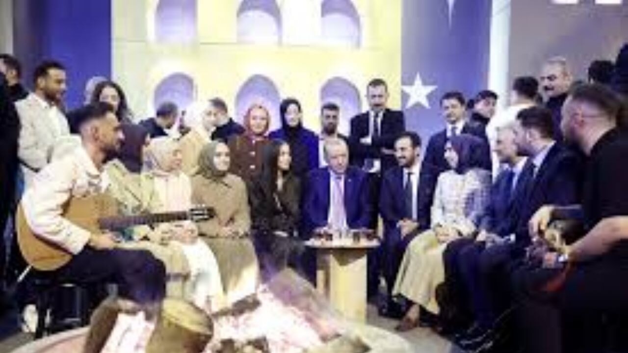 Cumhurbaşkanı Erdoğan, AK Parti İstanbul İl Başkanlığı'nda gençlerle bir araya geldi