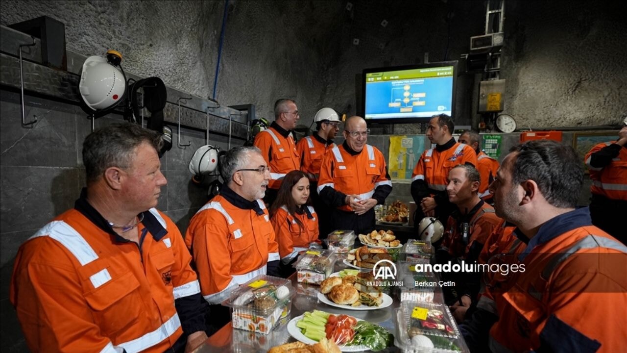 Bakan Işıkhan, İzmir'de maden işçileriyle sahurda bir araya geldi