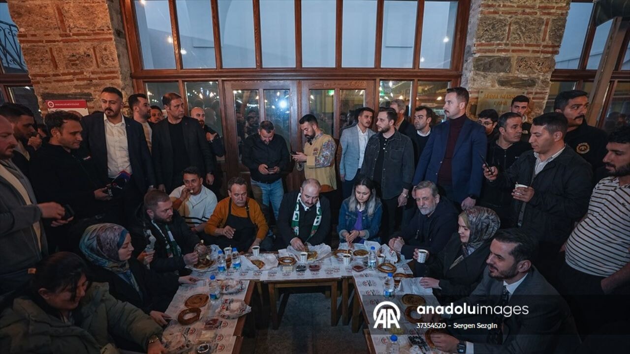 Mustafa Varank, Bursa'da sahurda vatandaşlarla buluştu