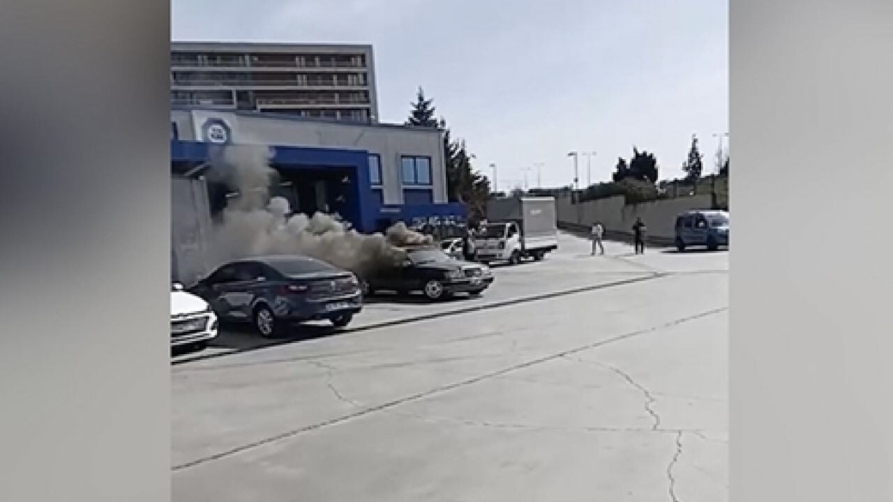 Muayeneden geçemeyen aracını ateşe verdi