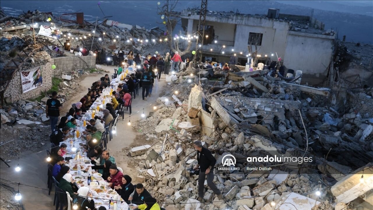 Lübnanlılar, İsrail saldırıları altında birlikte iftar açtı
