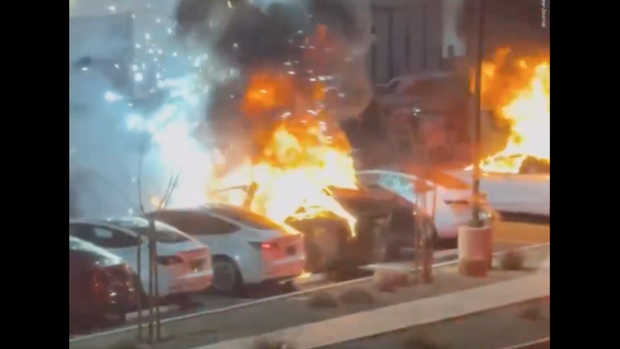 Tesla merkezindeki araçlara saldırı!