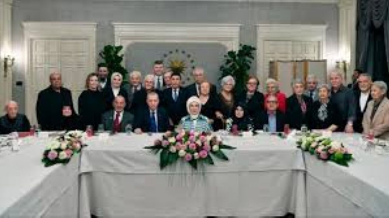 Cumhurbaşkanı Erdoğan'dan eşi Emine Erdoğan'ın yaşlılarla iftarına sürpriz ziyaret