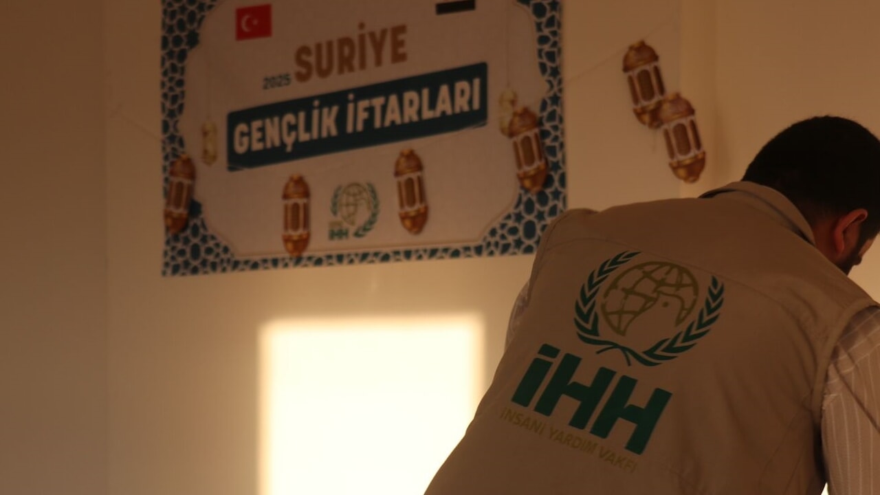 Genç İHH, Suriye'de 13 üniversitede 7 bin kişiye iftar verdi