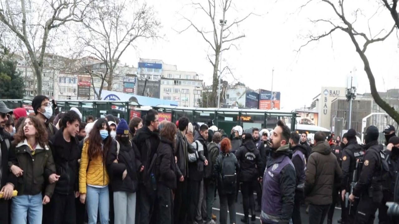 Beşiktaş'ta izinsiz yürüyüşe polis müdahalesi