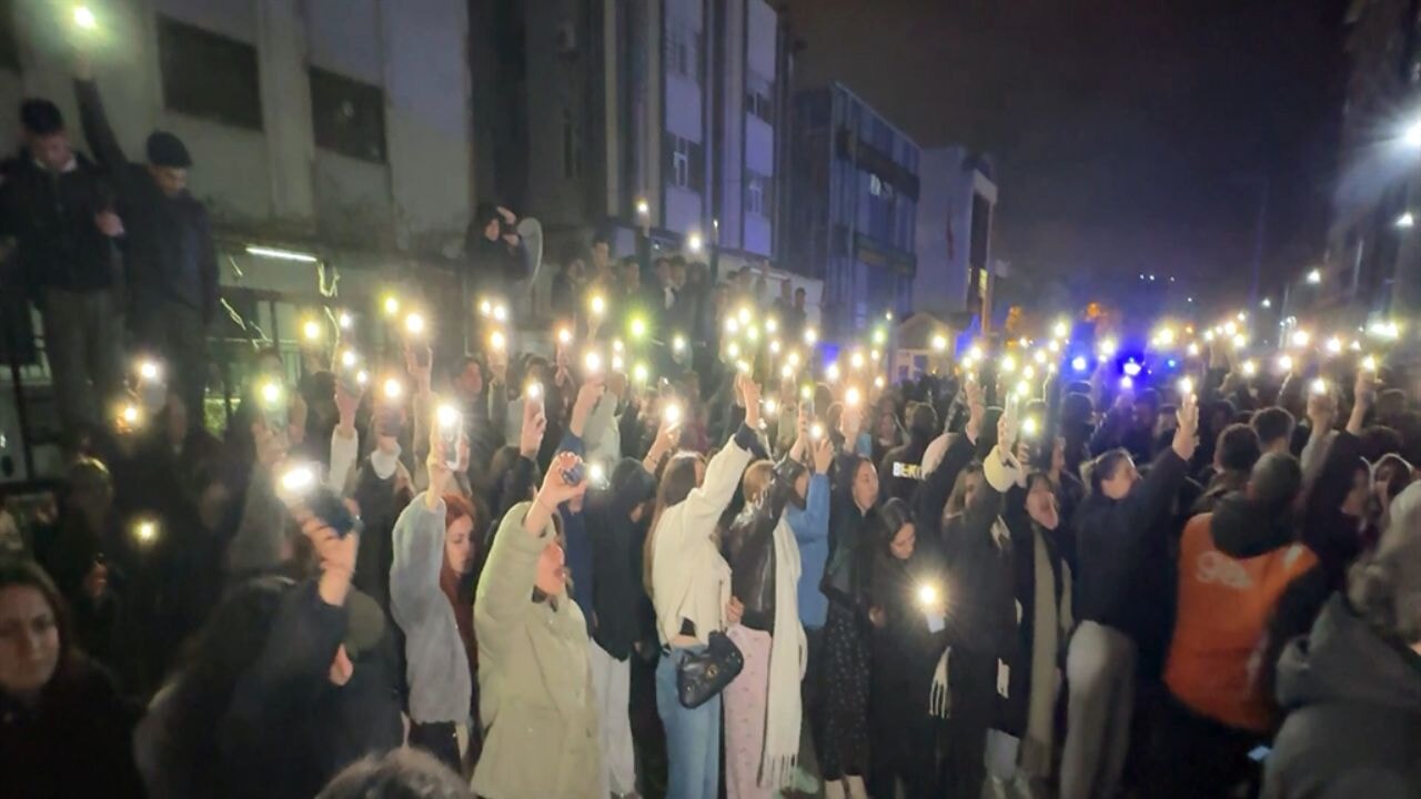 Kız yurdunu karıştıran 'takip' olayında öğrencilerden protesto eylemi
