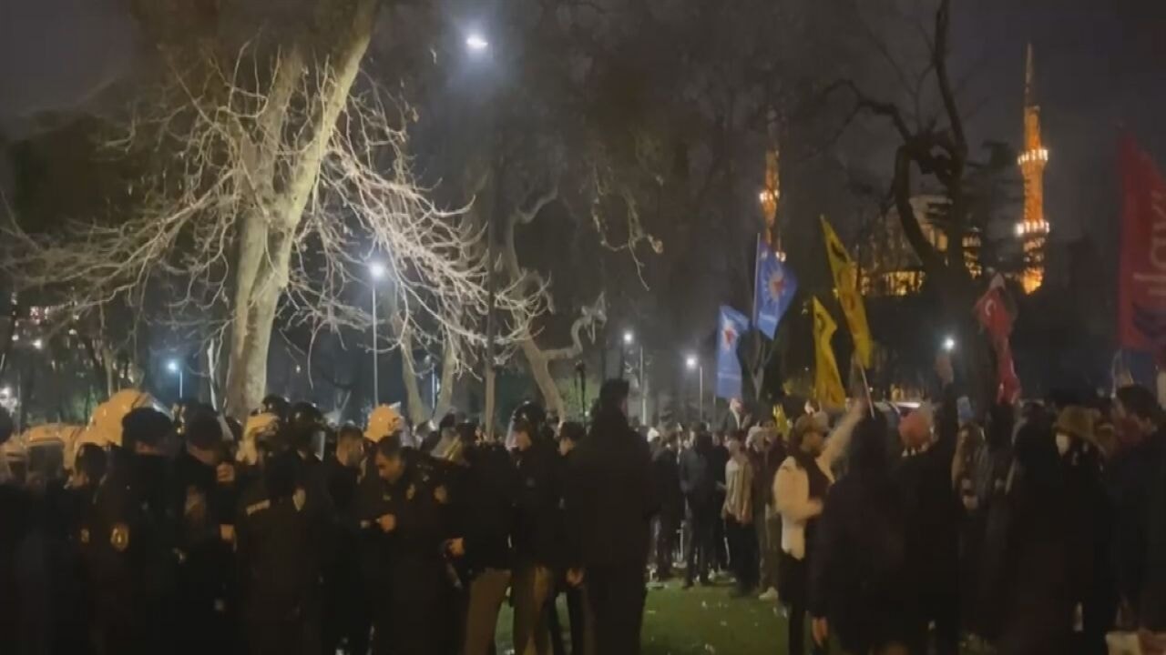 Özgür Özel konuşurken ortalık karıştı!