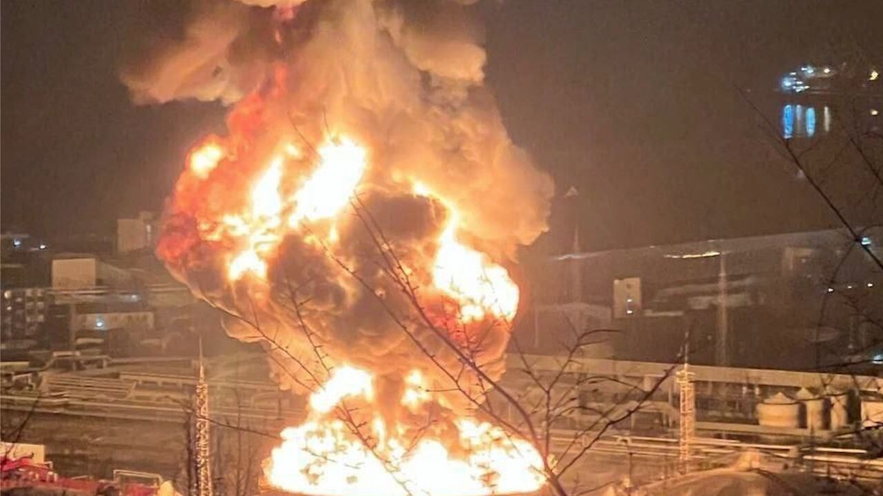 Rusya'da üst üste patlama: Petrol deposu yangını yayıldı