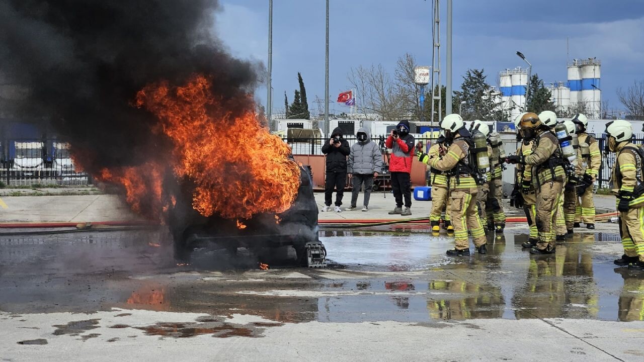 Elektrikli araç yangınlarını Karbon Grafit Battaniye söndürecek