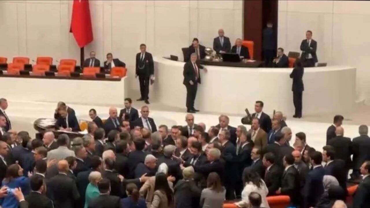 Mecliste kavga çıktı emekli ikramiyesi unutuldu