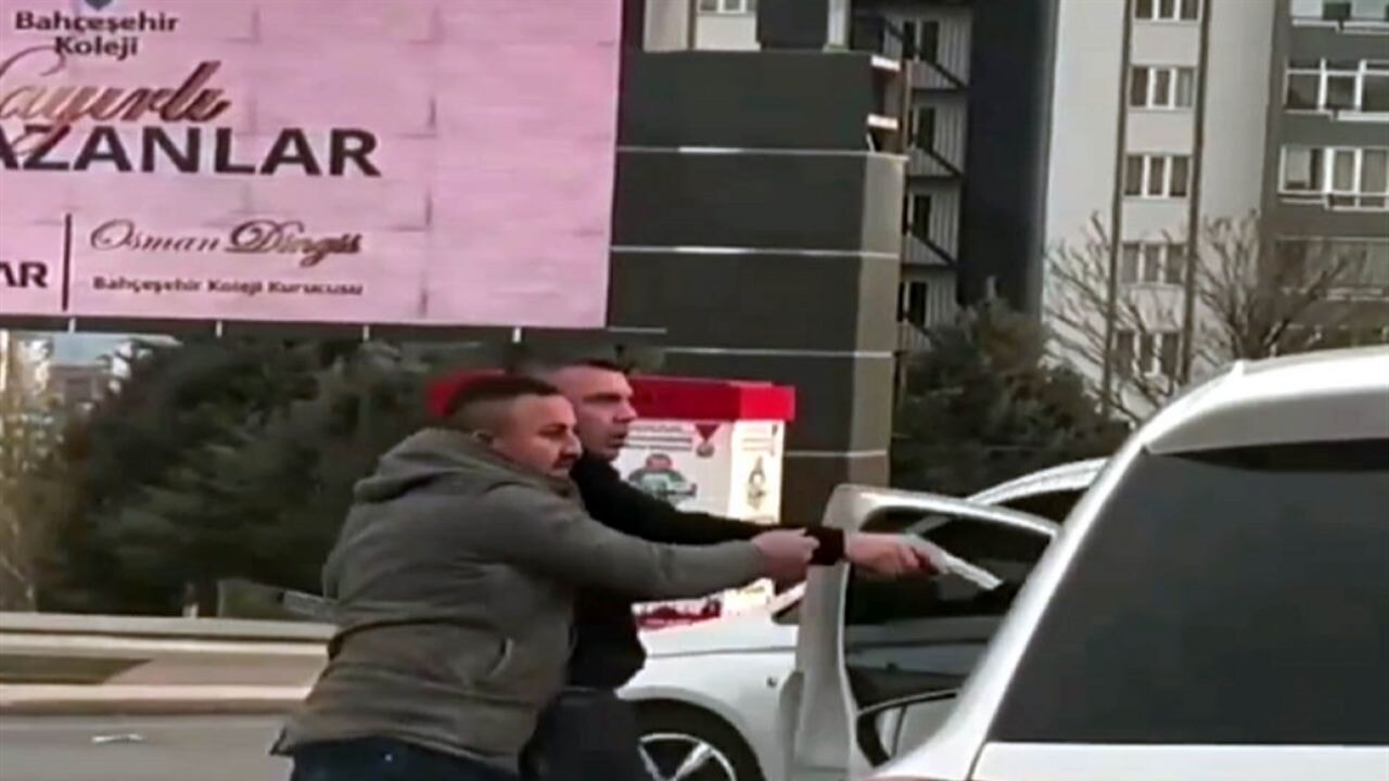 Trafikte tartıştığı kişiye silah çekti