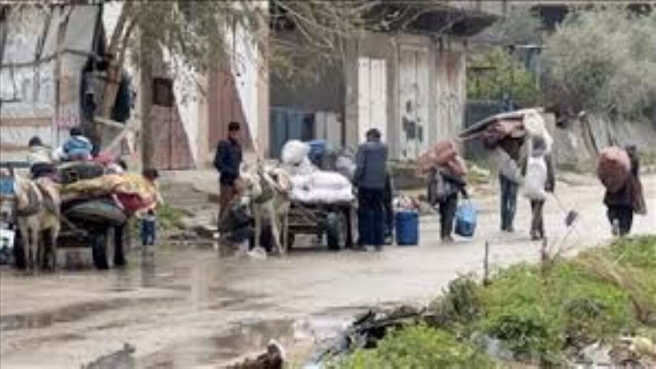 İsrail ordusu saldırı tehdidini tekrarlayarak Gazze'deki Filistinlileri yeniden göçe zorluyor