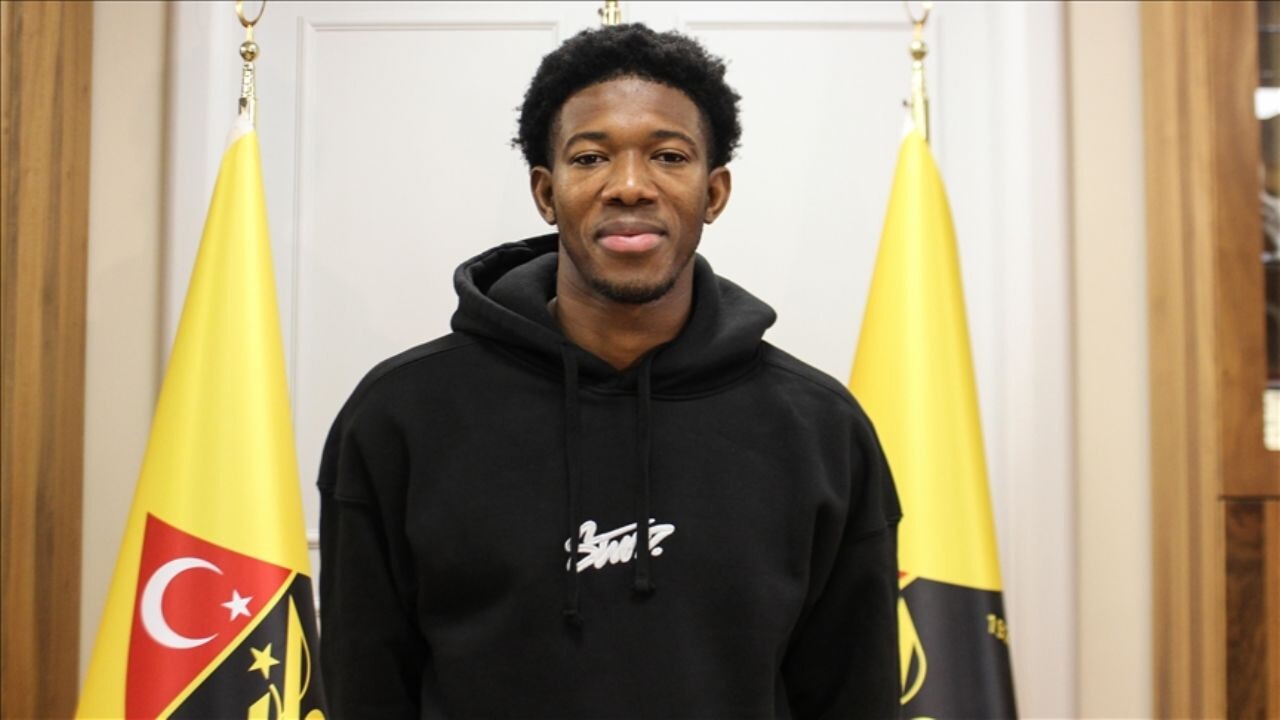 İstanbul'a okumaya geldi, profesyonel futbolcu oldu