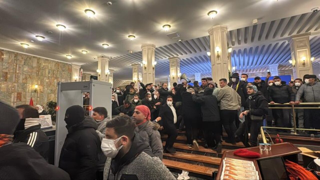 İBB binasına baskın! Göstericiler camları kırarak içeri daldı