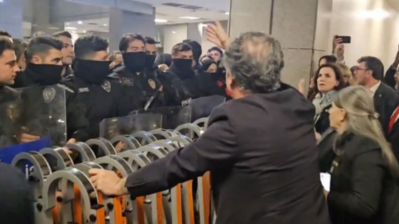 CHP'liler barikatları yıktı! Çağlayan Adliyesi'nde olaylı dakikalar