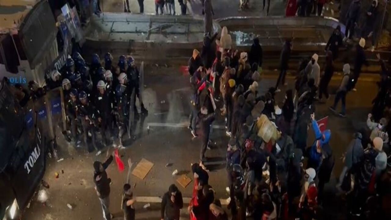 Ankara'daki İmamoğlu eyleminde polise yanıcı maddeler atıldı