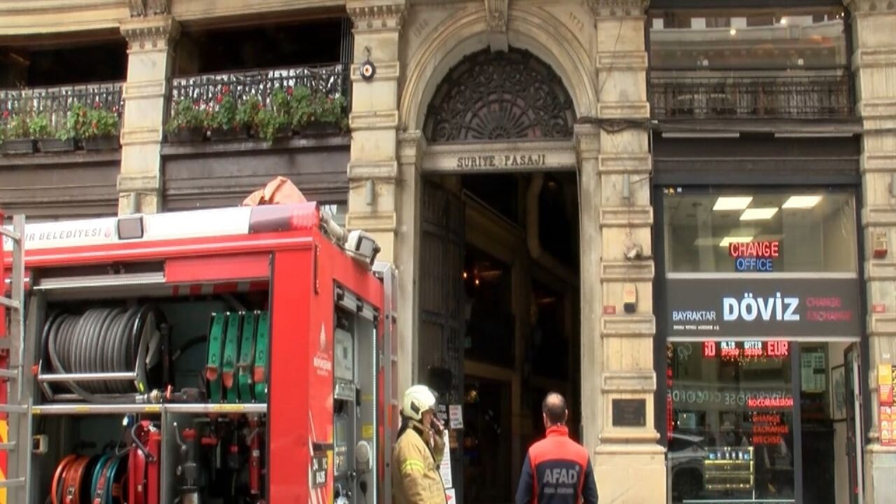 İstiklal Caddesi'nde tarihi Suriye Pasajı'nda yangın